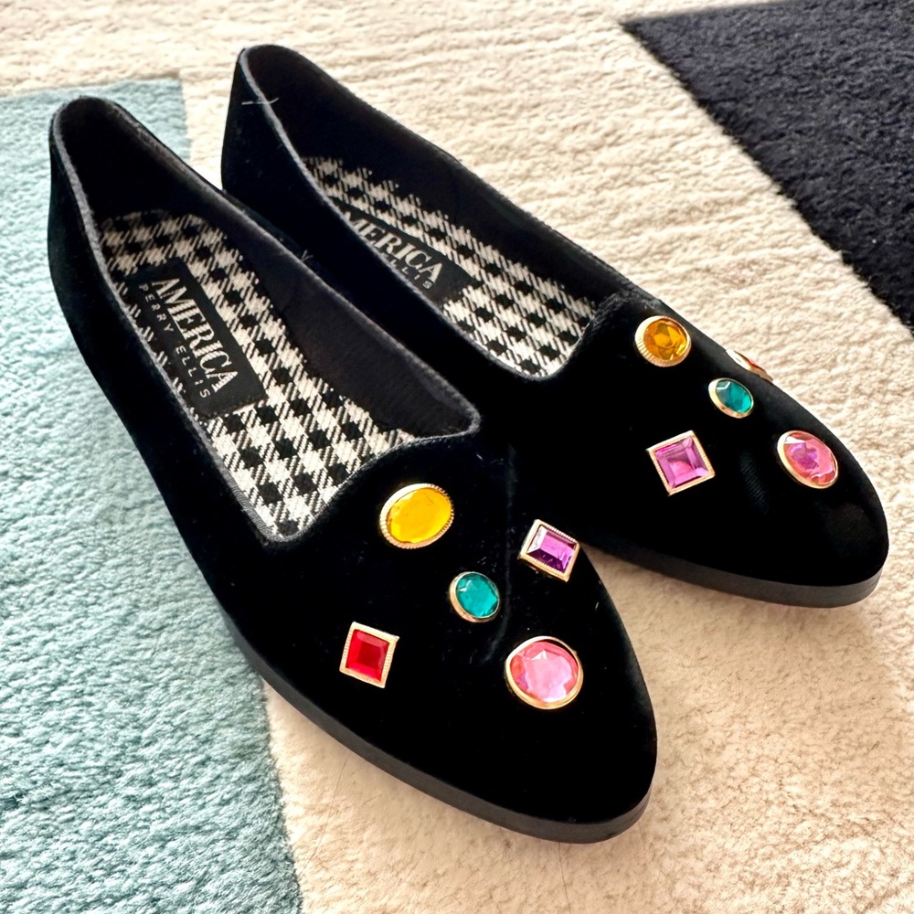 Vintage retro studded women’s Perry Ellis flats. Women’s size 7.5